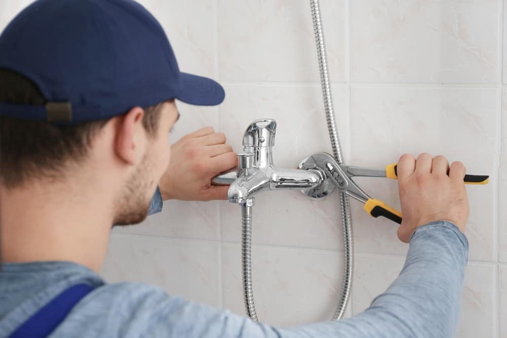 How to Fix and Maintain a Bathroom Showerhead?